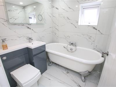 EN SUITE BATHROOM